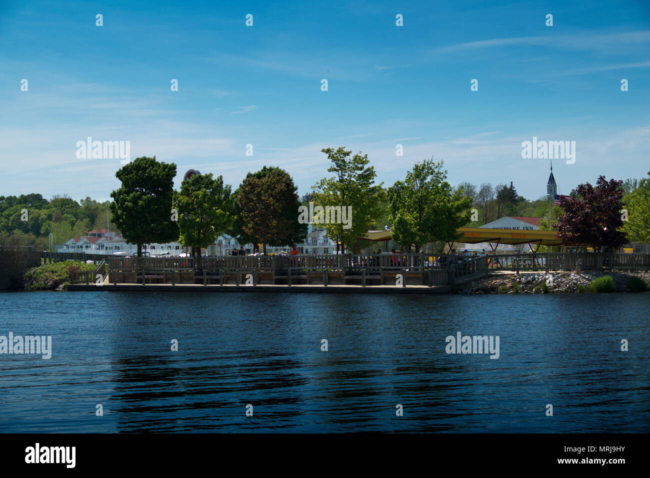 Il White River a Montague, Michigan dove scorre il cane-n-unità per schiuma nel ristorante. Foto Stock