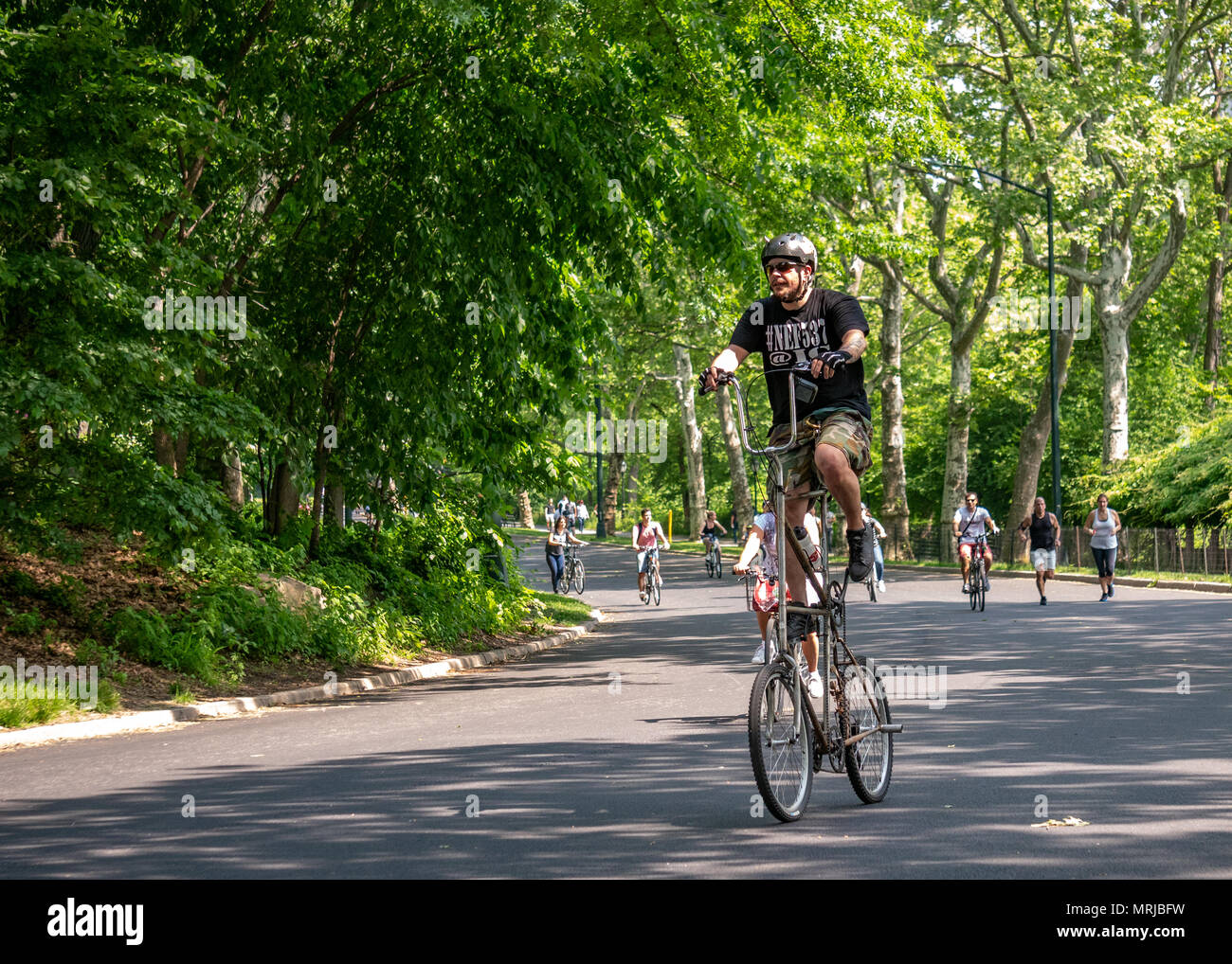 New York, Stati Uniti d'America, 26 maggio 2018. Un uomo utilizza una bicicletta alti di cavalcare attraverso il Central Park di New York. Foto di Enrique Shore Foto Stock