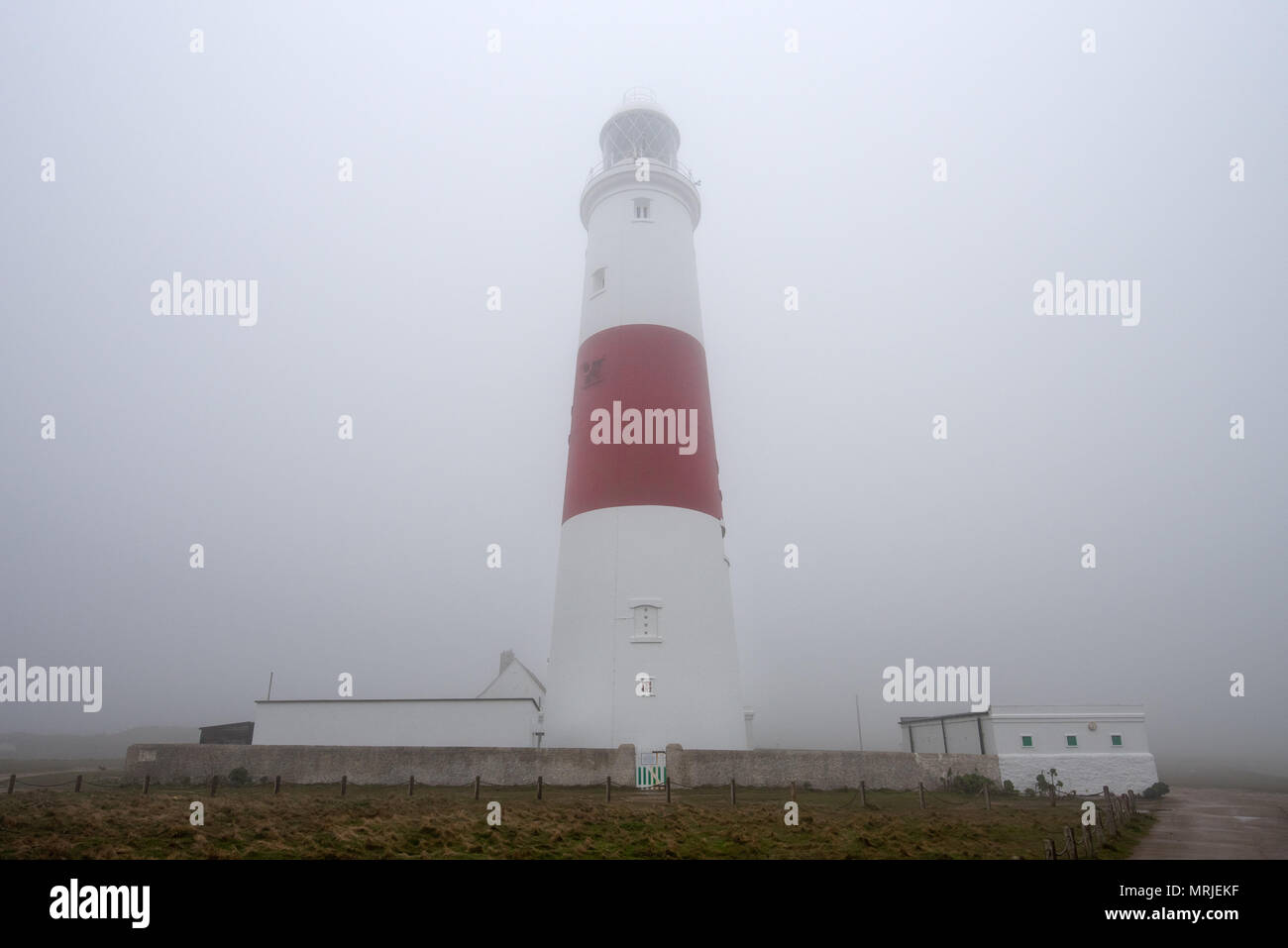 Portman Bill faro durante una pesante velatura condizioni atmosferiche sulla isola di Portland, Dorset, Inghilterra. Foto Stock
