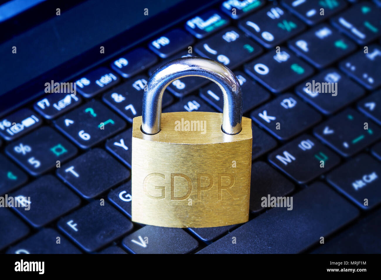 Lucchetto dorato con il PILR incisi sul computer portatile tastiera. Concetto di generale sulla protezione dei dati (regolamento il PILR) nell'Unione europea. Foto Stock