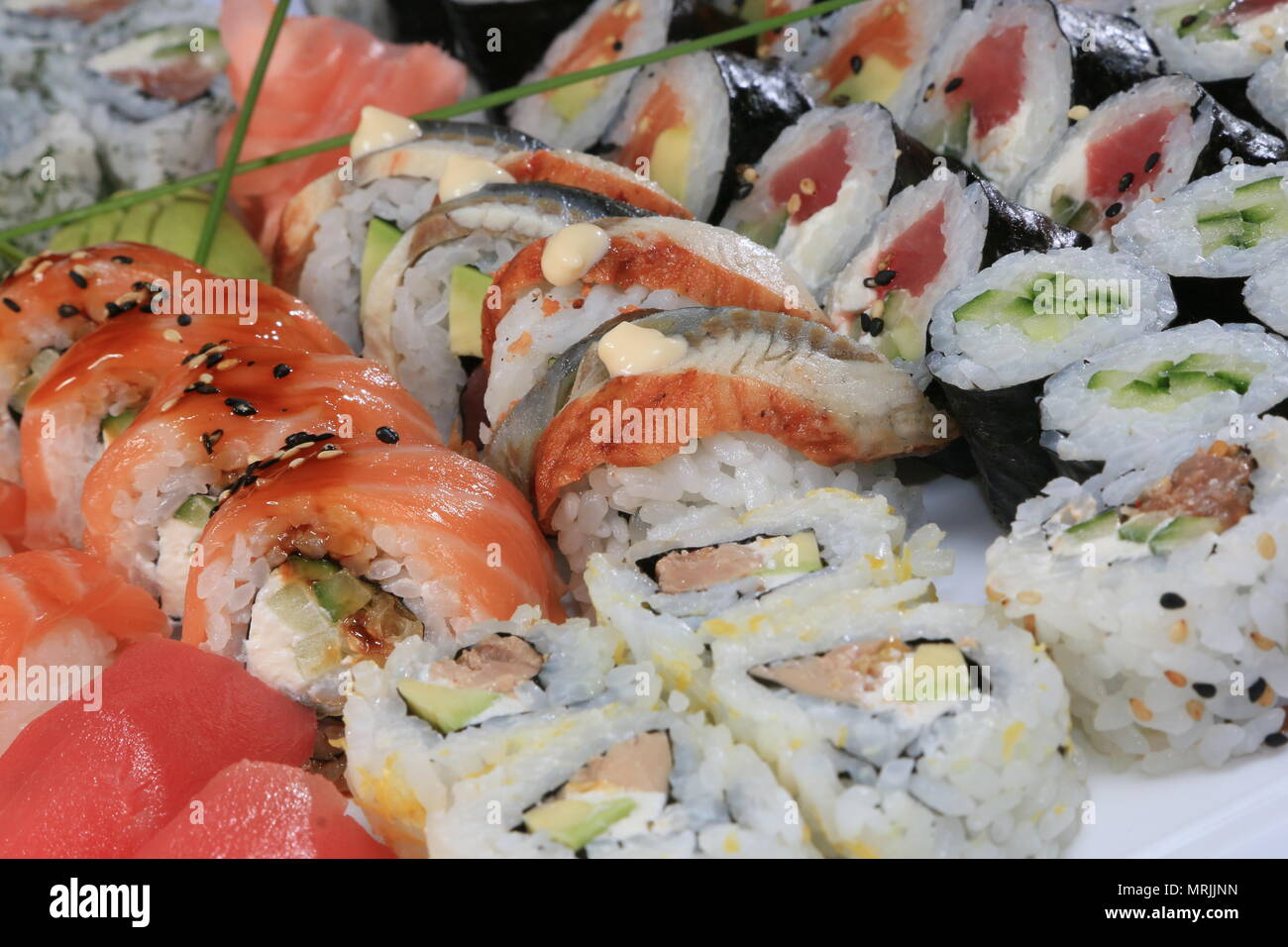 Un grande insieme di rotoli di sushi Foto Stock