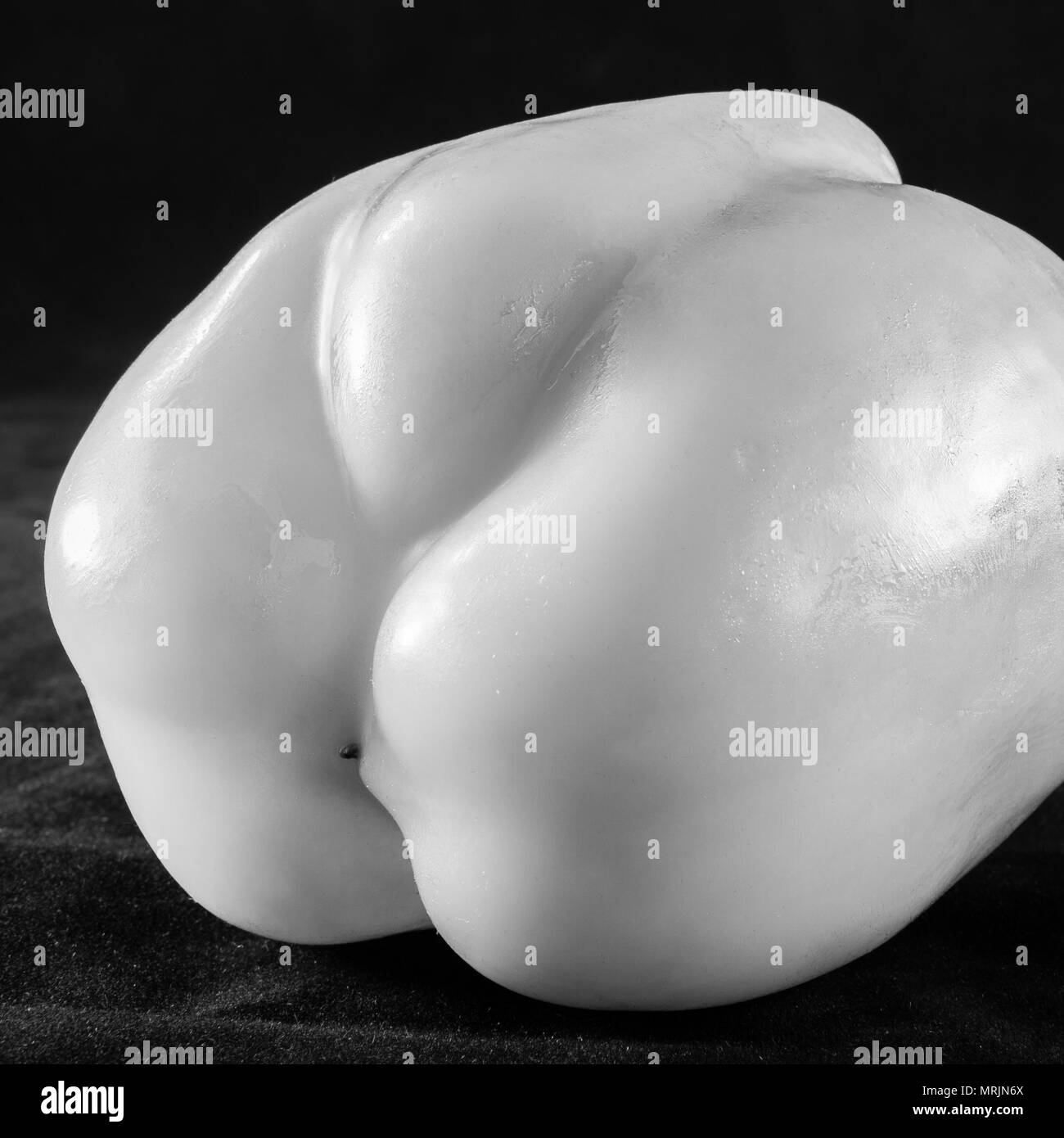 Luce-tonica di peperone dolce con interessanti forme in bianco e nero su sfondo scuro Foto Stock
