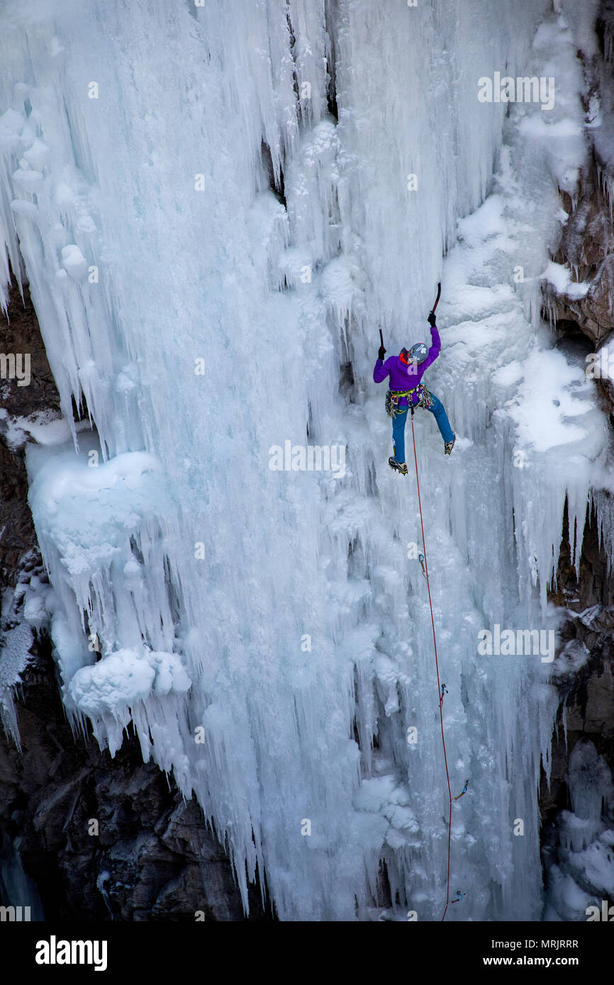 Una donna portare nelle salite ouray ice park Foto Stock
