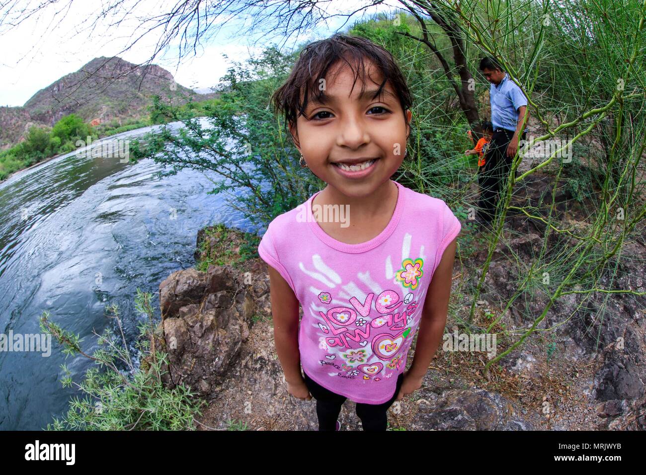 Un grande flusso di milioni di metri cubi di acqua dal fiume Yaqui, durante l'estate stagione piovosa. Soyopa, Sonora Messico. Paesaggio del fiume, verde Foto Stock