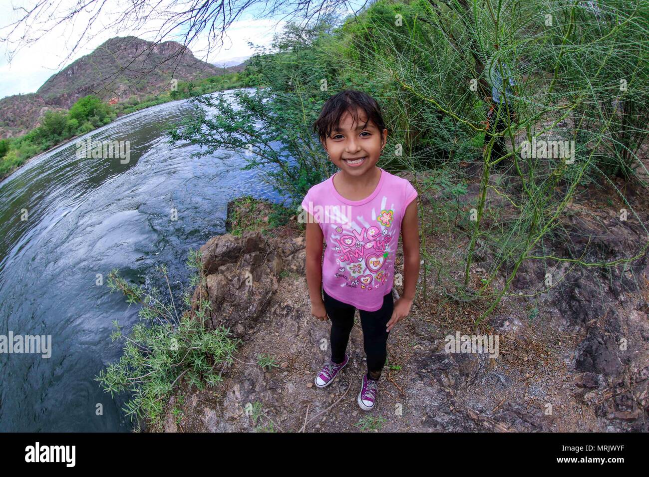 Un grande flusso di milioni di metri cubi di acqua dal fiume Yaqui, durante l'estate stagione piovosa. Soyopa, Sonora Messico. Paesaggio del fiume, verde Foto Stock