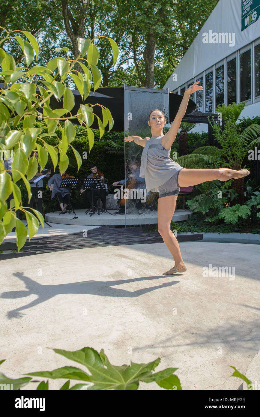 Il VTB Capital giardino riunisce la musica originale, il balletto, garden design, scultura e architettura per creare un giardino ispirato ai lavori di Ba Foto Stock