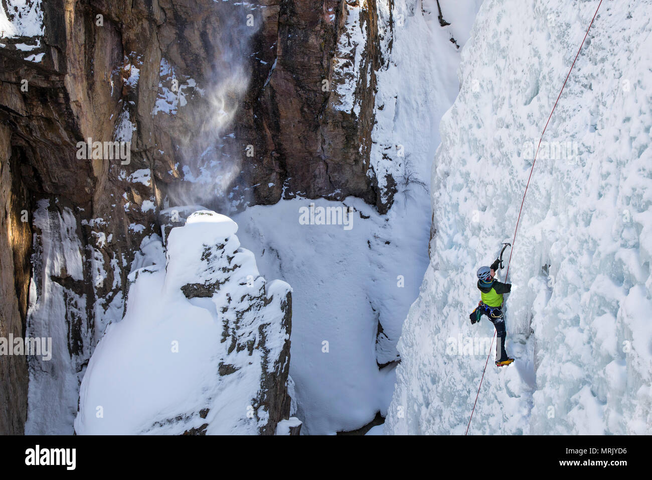Un Uomo ghiaccio si arrampica senza un partner Foto Stock