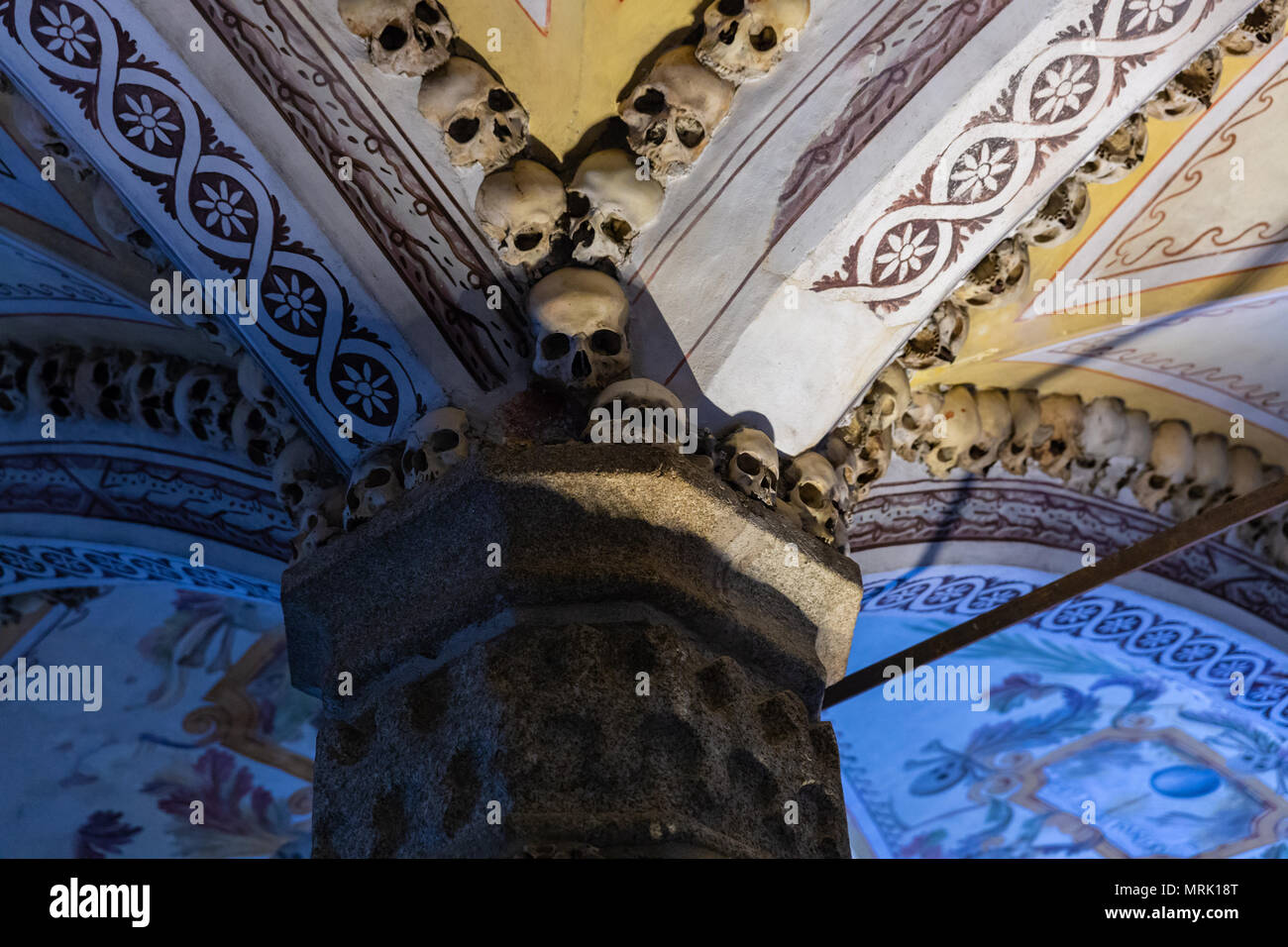 Evora, Portogallo - 20 ottobre 2015 la Capela dos Ossos (Cappella delle Ossa) Chiesa di San Francesco.La Cappella prende il suo nome perché i muri interni ar Foto Stock