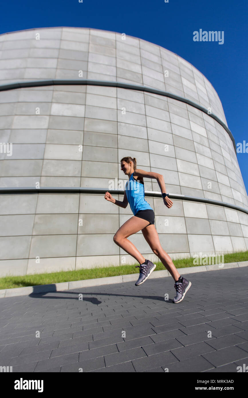 Atleta donna urban runner Foto Stock