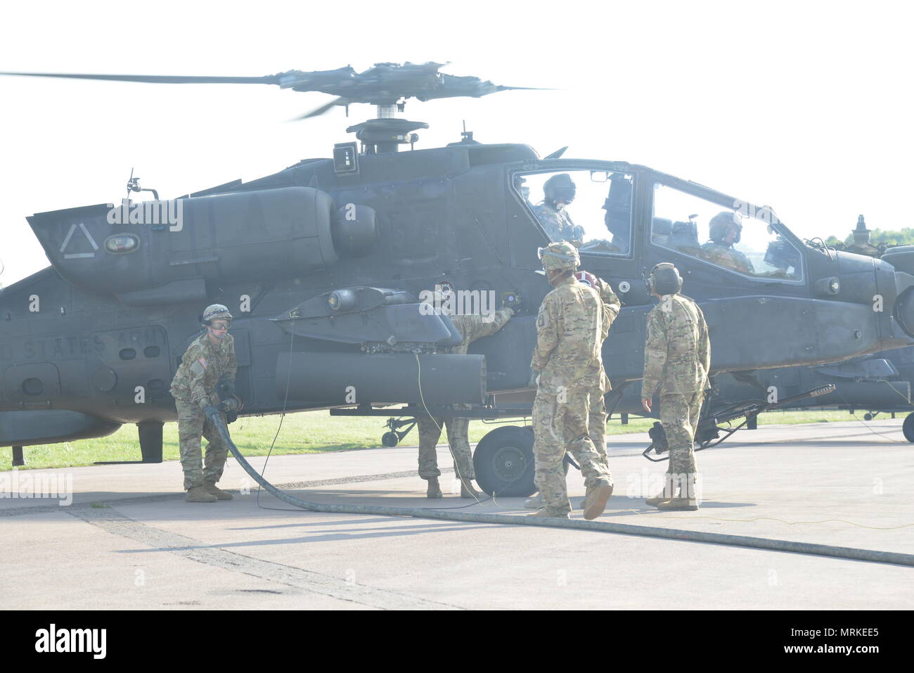 Stati Uniti I soldati assegnati al XII Combattere la Brigata Aerea sono la creazione di un punto di rifornimento per AH-64 elicotteri in Baumholder Airfield, Baumholder , Germania, 22 maggio 2017. (Foto scattata da Erich Backes, VI specialista, TSC Baumholder/ rilasciato). Foto Stock