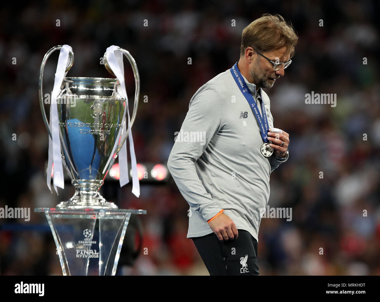 Liverpool manager Jurgen Klopp passeggiate passato il trofeo dopo la finale di UEFA Champions League alla NSK Olimpiyskiy Stadium, Kiev. Foto Stock