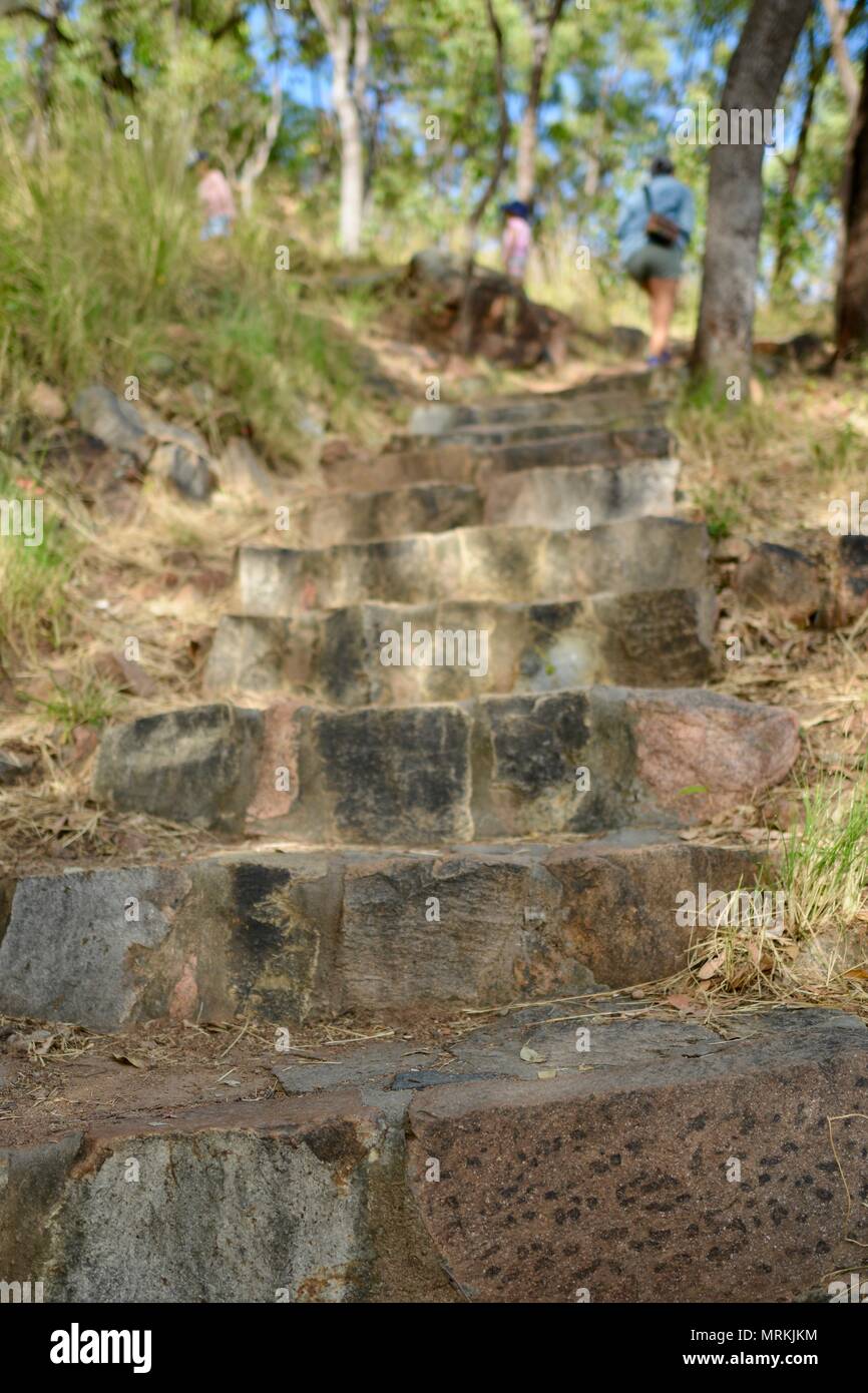 I bambini fino a piedi la collina del castello attraverso la via cudtheringa, Castle Hill QLD 4810, Australia Foto Stock