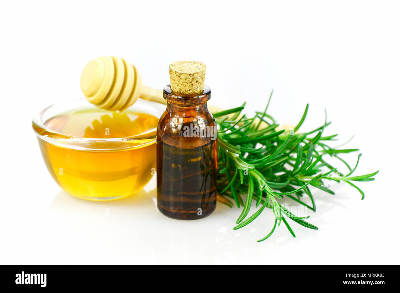 Miele di rosmarino e olio essenziale omeopatia remedy ricetta su sfondo bianco. Foto Stock