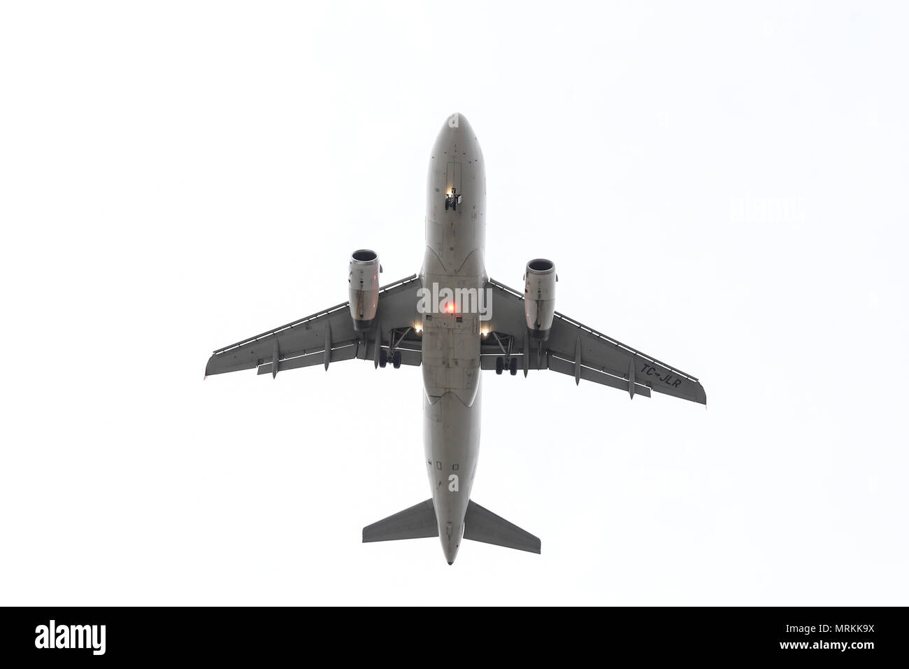 ISTANBUL, Turchia - Febbraio 04, 2018: Turkish Airlines Airbus A319-132 (NC 3142) in atterraggio a Istanbul Ataturk. Il tuo è il vettore di bandiera Turke Foto Stock