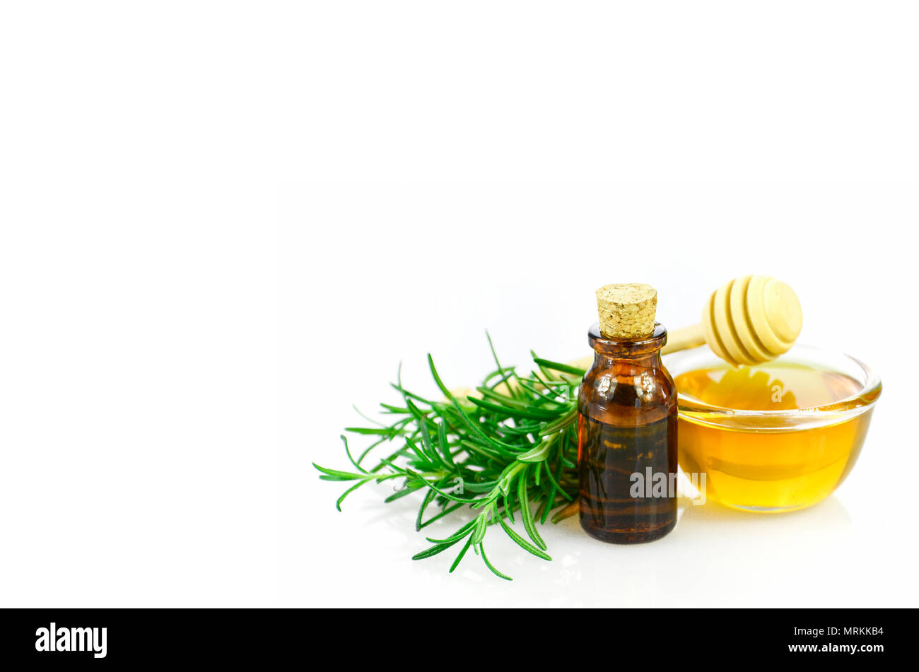 Miele di rosmarino e olio essenziale omeopatia remedy ricetta su sfondo bianco. Foto Stock