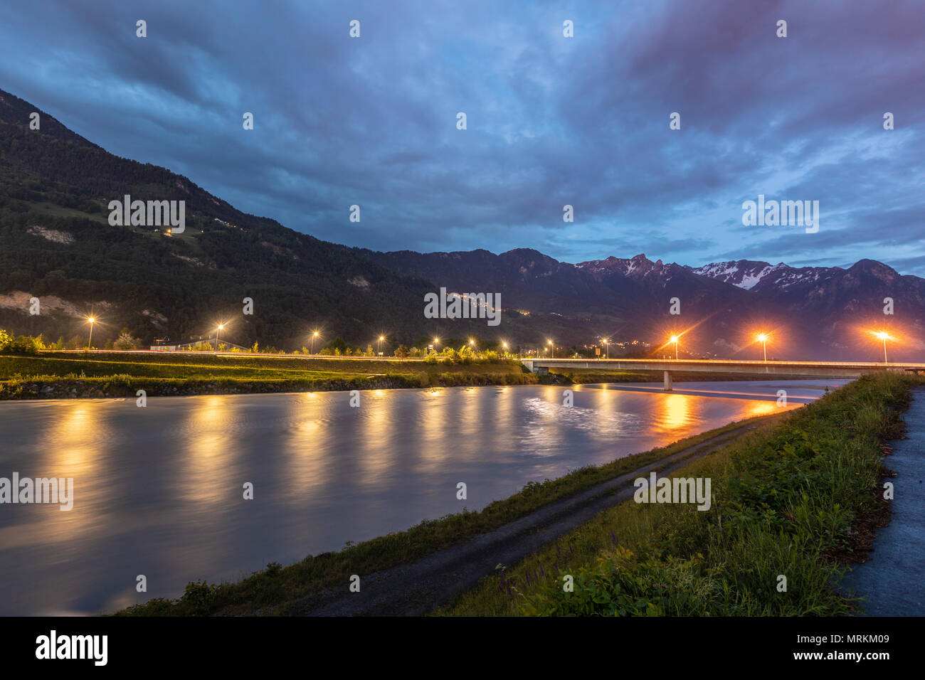 Cielo drammatico in montagna. Ponte sul Reno. Foto Stock