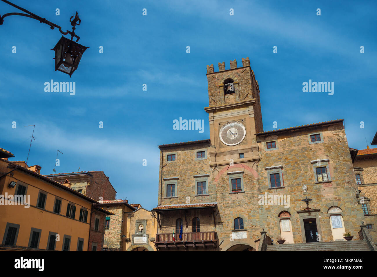 Il Palazzo Comunale con la torre rinascimentale di orologio e vecchia lampadina a Cortona, antica città medievale in Toscana Foto Stock