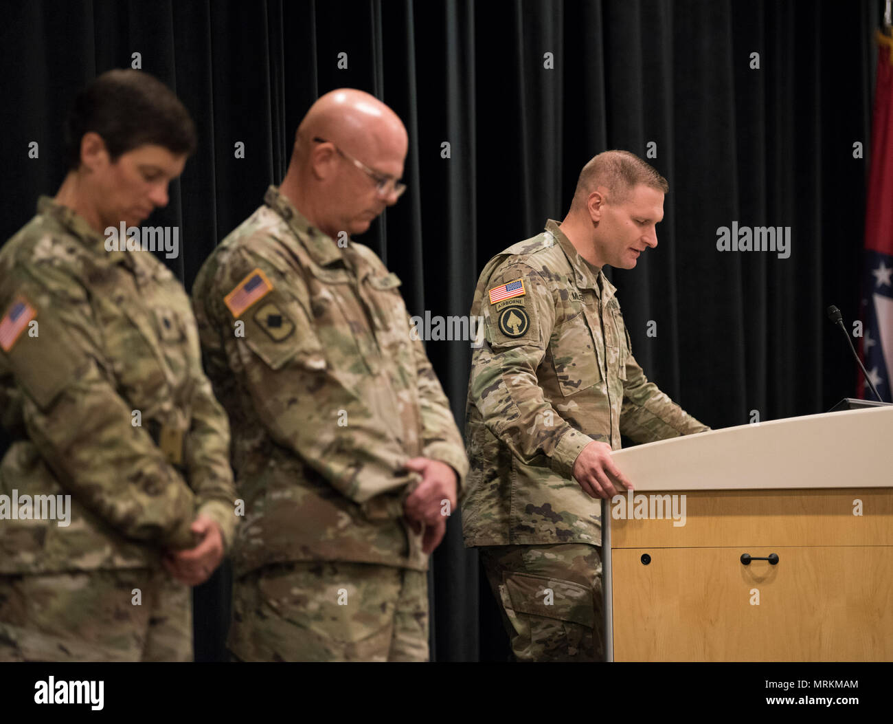 ROBINSON MANOVRA TRAINING CENTER, N. di Little Rock, Arca:- Cappellano (MAJ) Jeremy Miller conduce una invocatoin per i 21 membri dell'Arkansas Guardia Nazionale's 39th della brigata di fanteria combattere la squadra, i loro familiari e i loro compagni di soldati che hanno partecipato ad una cerimonia sendoff a Robinson manovra Training Center in North Little Rock su ‎Thursday, 22 giugno 2107. I soldati sono di imbarcarsi su un anno di distribuzione per sostenere la NATO la missione di mantenimento della pace in Kosovo e sarà in servizio nella città dei Balcani di Pristina e Sarajevo. (U.S. Esercito nazionale Guard Foto di Civ. Zac Lehr) Foto Stock