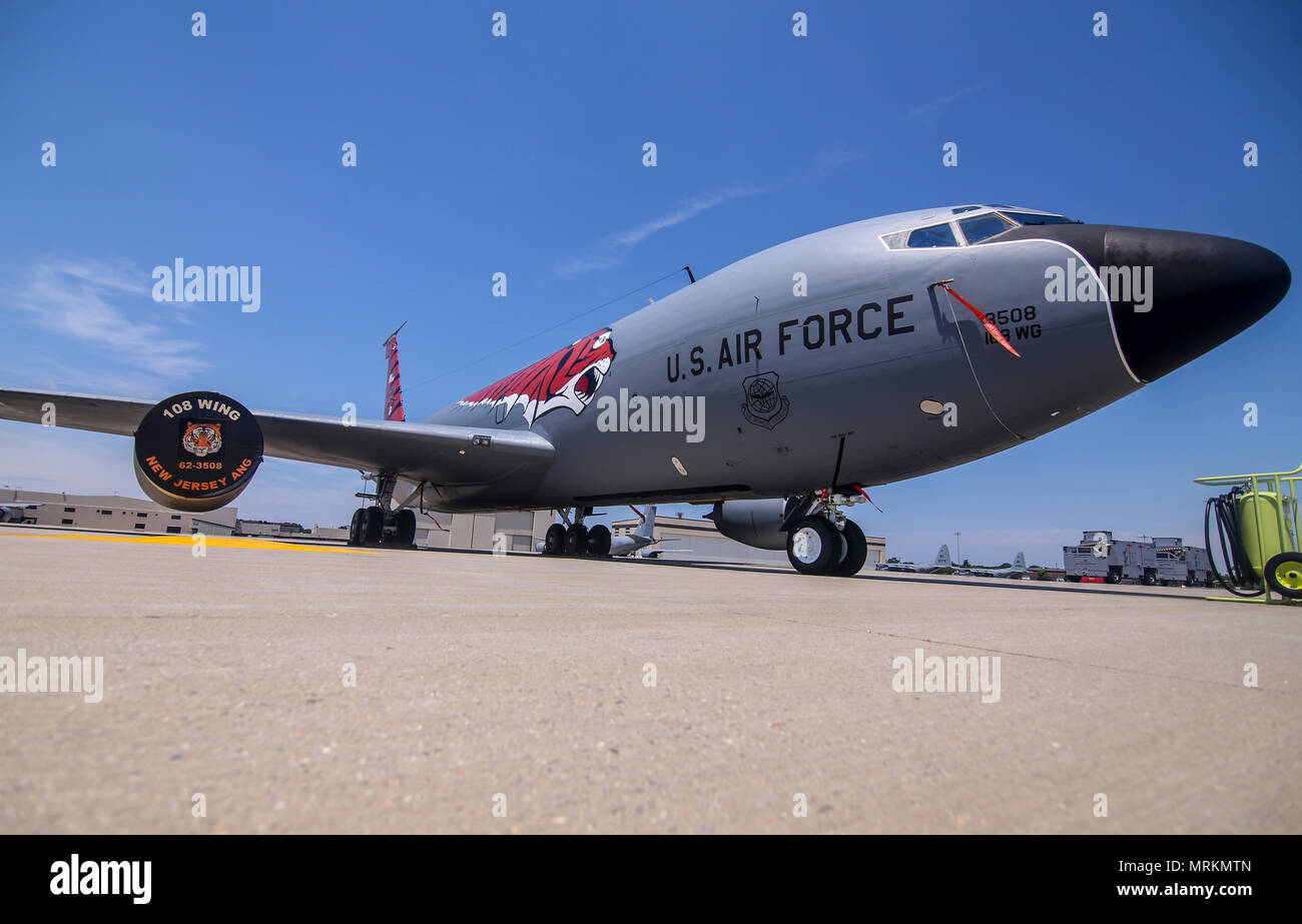 Un U.S. Air Force KC-135 Stratotanker dal New Jersey Air National Guard 108th dell ala siede sulla linea di volo a base comuneGuire-Dix Mc-Lakehurst, N.J., 22 giugno 2017. Il KC-135R è decorato con una speciale configurazione di Tiger per celebrare il 141st il centesimo anniversario. L'unità tracce è tiger logo per Capt. Hobey Baker, un ex 141Aero comandante dello Squadrone nella prima guerra mondiale, che ha giocato partite di hockey e calcio per il Princeton tigri. (U.S. Air National Guard foto di Master Sgt. Matt Hecht/rilasciato) Foto Stock