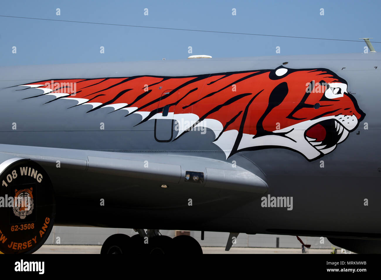 Un U.S. Air Force KC-135 Stratotanker dal New Jersey Air National Guard 108th dell ala siede sulla linea di volo a base comuneGuire-Dix Mc-Lakehurst, N.J., 22 giugno 2017. Il KC-135R è decorato con una speciale configurazione di Tiger per celebrare il 141st il centesimo anniversario. L'unità tracce è tiger logo per Capt. Hobey Baker, un ex 141Aero comandante dello Squadrone nella prima guerra mondiale, che ha giocato partite di hockey e calcio per il Princeton tigri. (U.S. Air National Guard foto di Master Sgt. Matt Hecht/rilasciato) Foto Stock