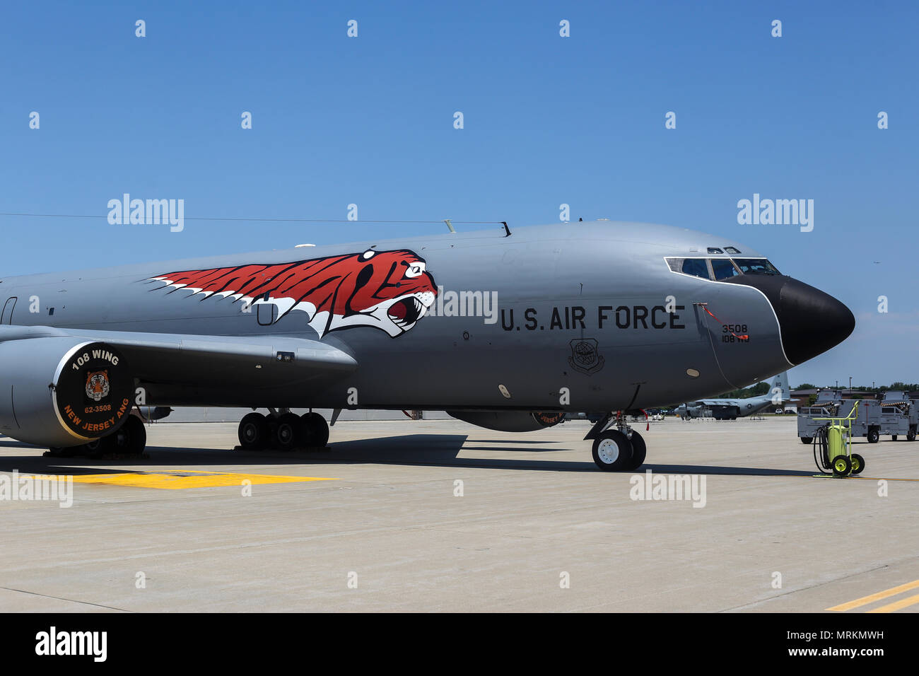 Un U.S. Air Force KC-135 Stratotanker dal New Jersey Air National Guard 108th dell ala siede sulla linea di volo a base comuneGuire-Dix Mc-Lakehurst, N.J., 22 giugno 2017. Il KC-135R è decorato con una speciale configurazione di Tiger per celebrare il 141st il centesimo anniversario. L'unità tracce è tiger logo per Capt. Hobey Baker, un ex 141Aero comandante dello Squadrone nella prima guerra mondiale, che ha giocato partite di hockey e calcio per il Princeton tigri. (U.S. Air National Guard foto di Master Sgt. Matt Hecht/rilasciato) Foto Stock
