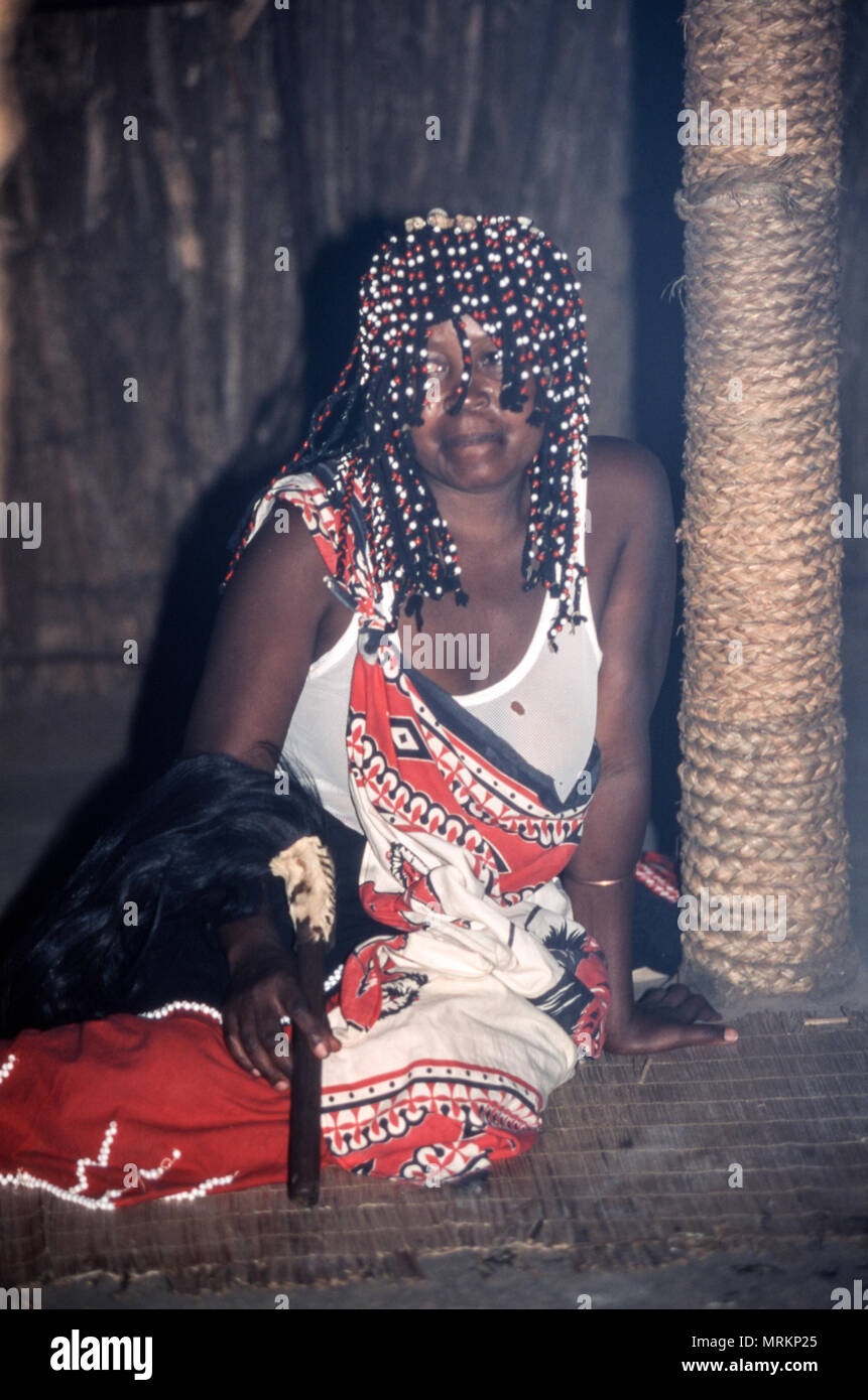 Zulu persone al Zulu Shakaland Village, Valle Nkwalini, Kwazulu Natal, Sud Africa. Foto Stock