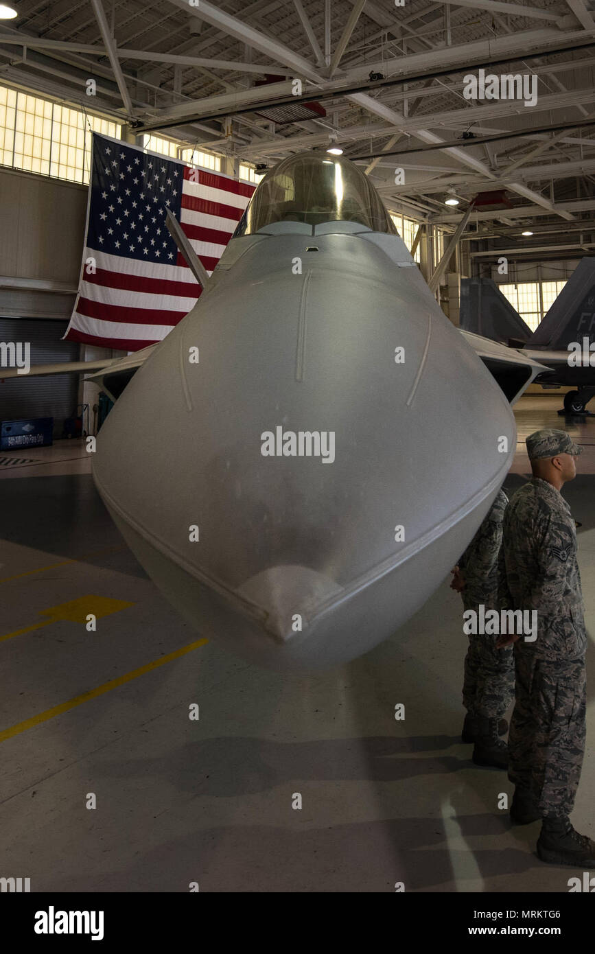 1a manutenzione aeromobili squadrone aviatori stand a proprio agio, accanto al 1° Fighter Wing Flag ship F-22 Raptor, al primo FW cambiamento di comando, Base comune Langley-Eustis, Va., 23 giugno 2017. In corrispondenza della variazione del comando U.S. Air Force Col. Peter Fesler rinunciato a comando PER STATI UNITI Air Force Col. Jason cerve. (U.S. Air Force foto/Staff Sgt. Carlin Leslie) Foto Stock