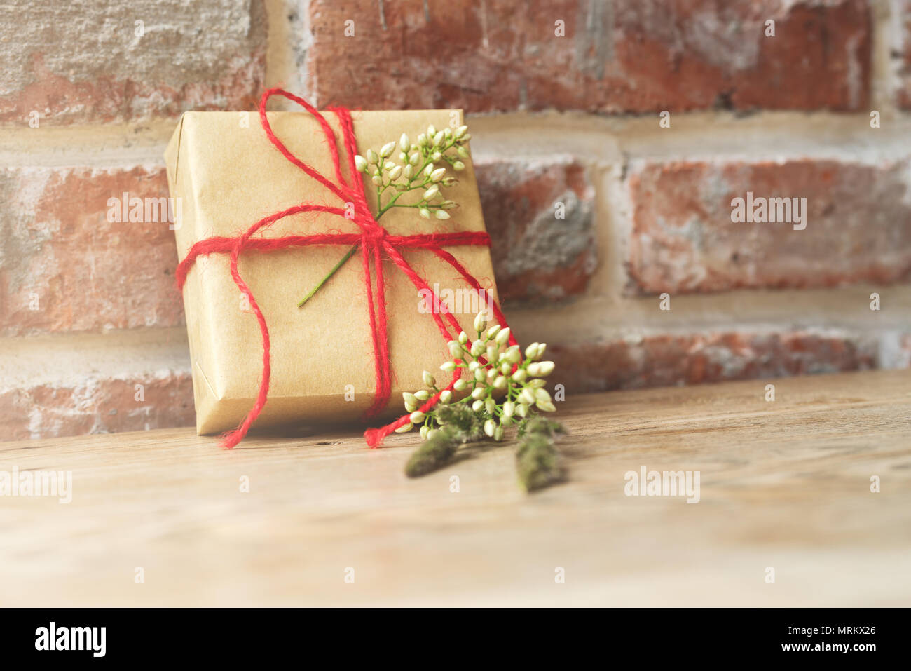 Confezione regalo e fiore, copia dello spazio per i messaggi di testo Foto Stock