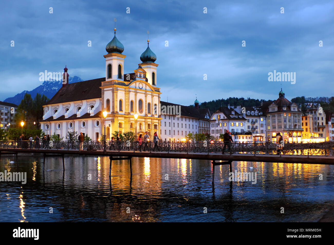 Jesuitenkirche sul fiume Reuss, Lucerna, Svizzera, Europa Foto Stock