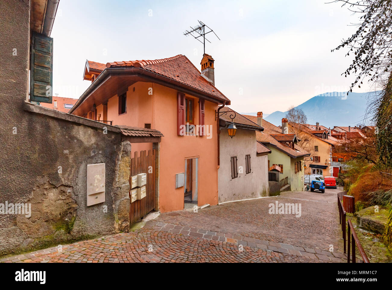 Accogliente Street nella città vecchia di Annecy, Francia Foto Stock