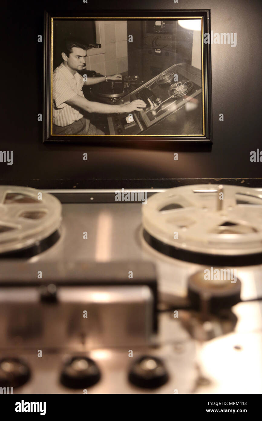 Foto storiche di Sun Studio fondatore Sam Phillips la scoperta di Elvis Presley in esposizione in Sun Studio.Memphis.Tennessee.USA Foto Stock