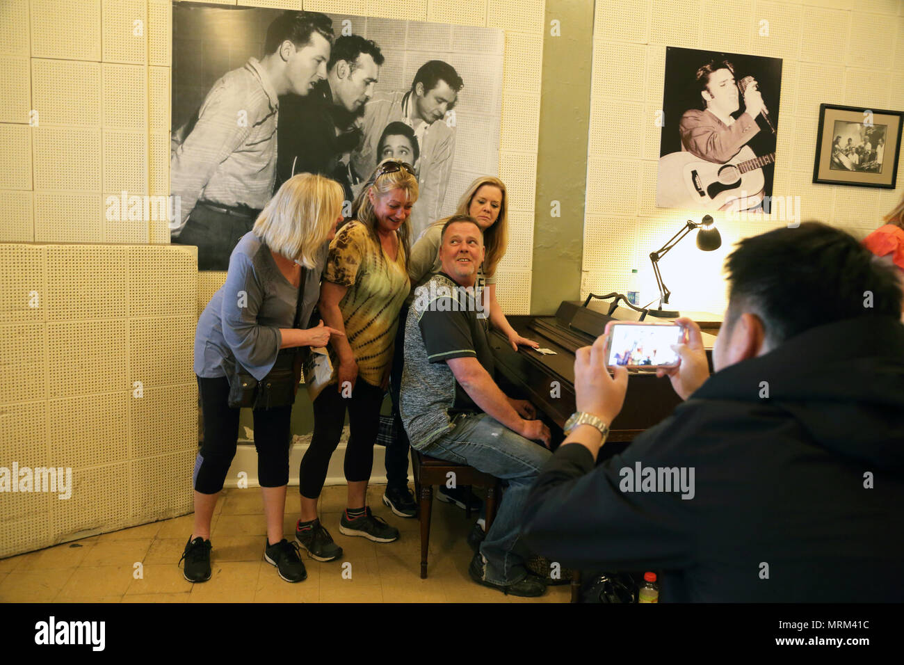 Visitatori avente foto scattata nel centro storico di Sun Studio con la foto di Million Dollar Quartet in background.Memphis.TN.USA Foto Stock