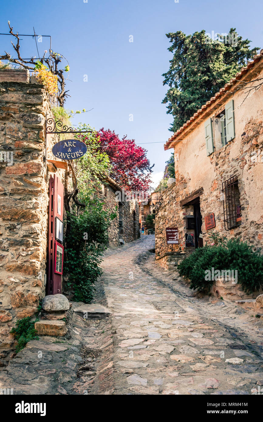 Piuttosto strade di ciottoli nel villaggio di Castelnou Foto Stock