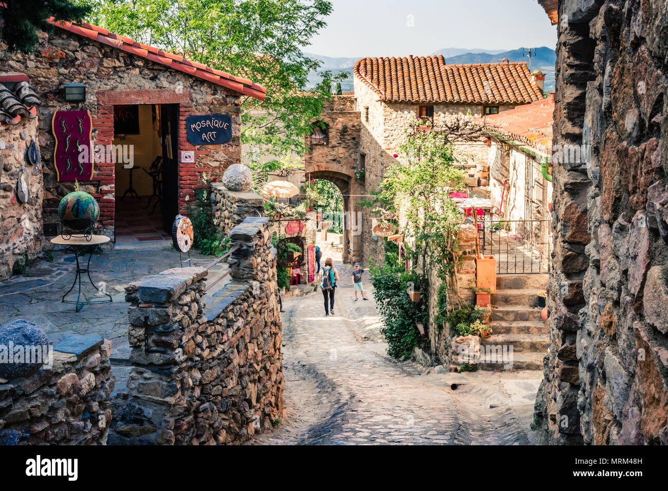 Castelnou Pyrenees-Orientales, Francia - 14 Aprile 2017: una bella strada di ciottoli nel villaggio di Castelnou Foto Stock