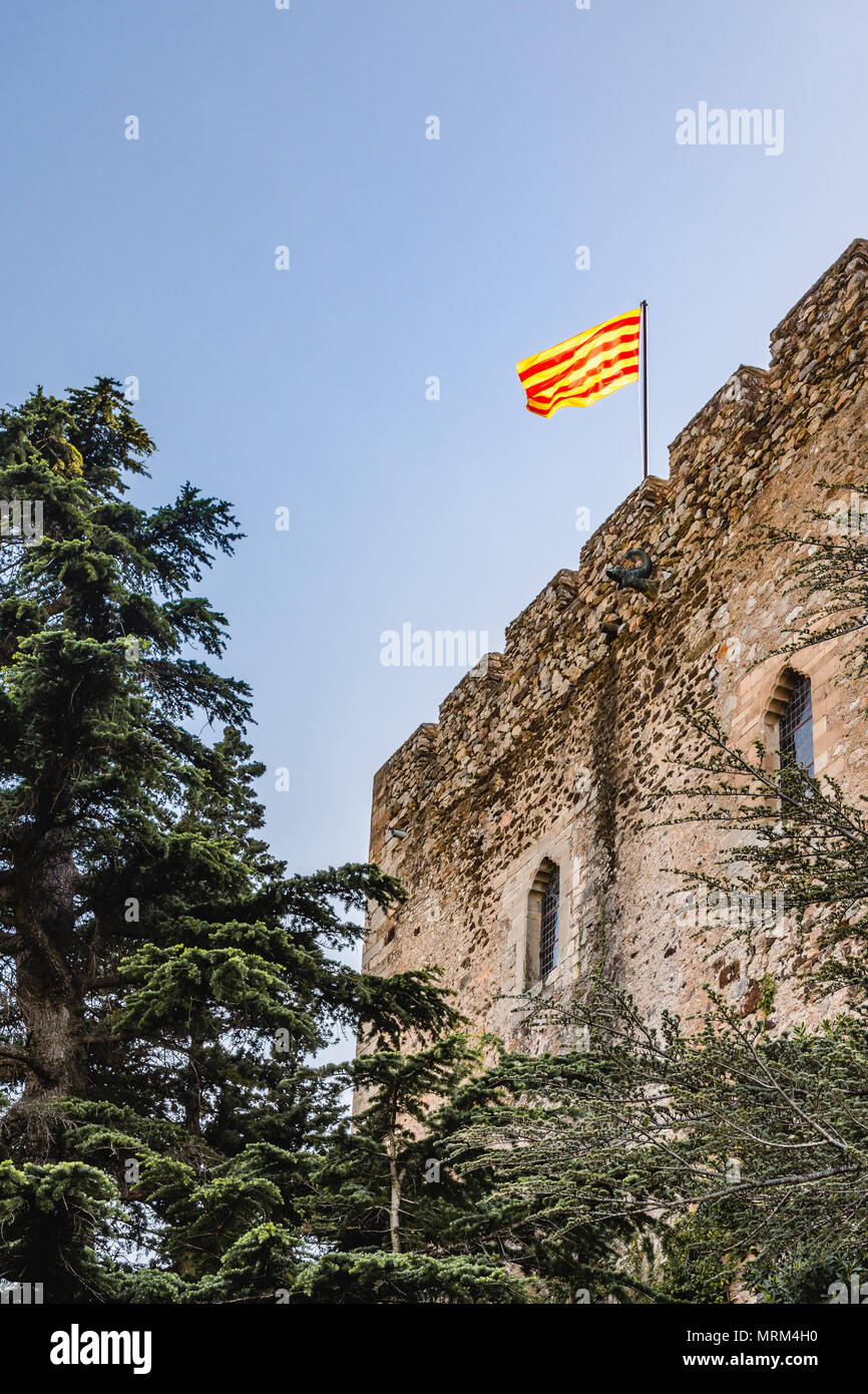 Bandiera catalana vola da un castello Foto Stock