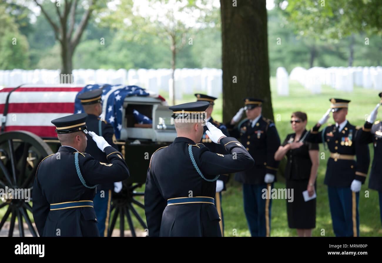 Stati Uniti - 11 Giugno: Capt. George L. Barton U.S. Esercito, 101st Airborne Division è stata oggi sepolto al cimitero nazionale di Arlington, in Arlington vergine Foto Stock