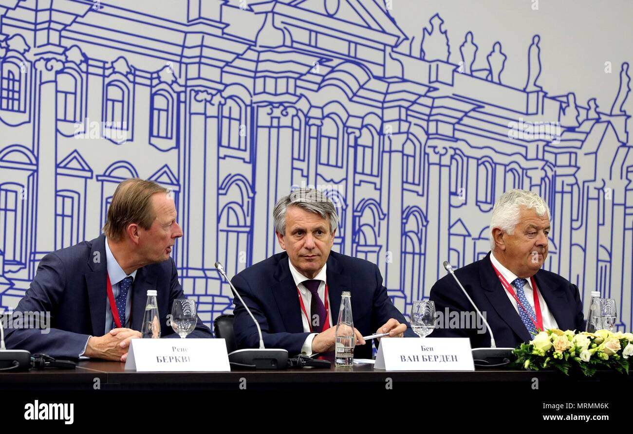 Damen Shipyards Group NV CEO René Berkvens, a sinistra e di Royal Dutch Shell plc CEO Ben van Beurden, centro, durante un incontro con il presidente russo Vladimir Putin a margine del ventiduesimo San Pietroburgo International Economic Forum 25 Maggio 2018 a San Pietroburgo, Russia. (Presidenza russa via Planetpix) Foto Stock