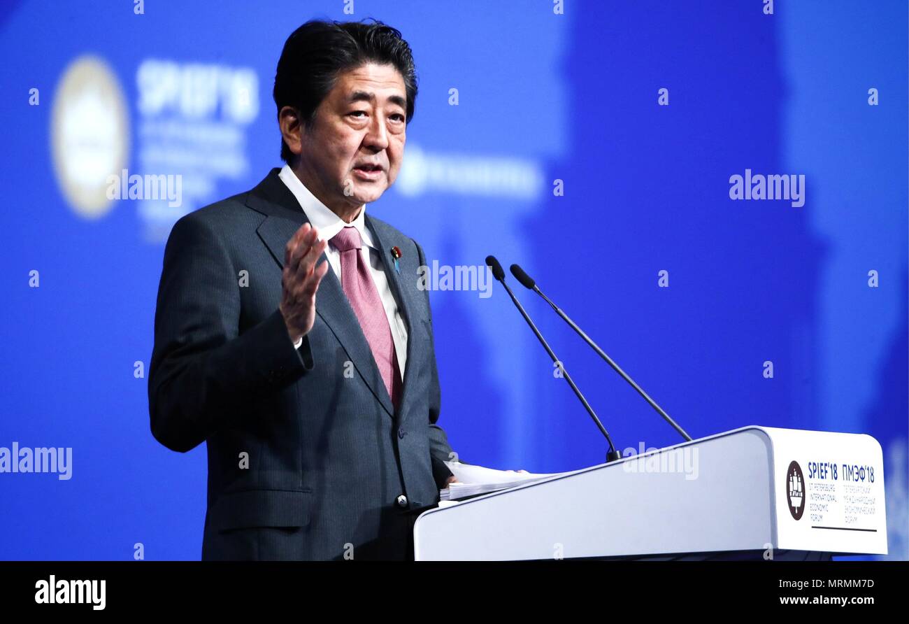 Primo Ministro giapponese Shinzo Abe si rivolge alla sessione plenaria del ventiduesimo San Pietroburgo International Economic Forum 25 Maggio 2018 a San Pietroburgo, Russia. (Presidenza russa via Planetpix) Foto Stock