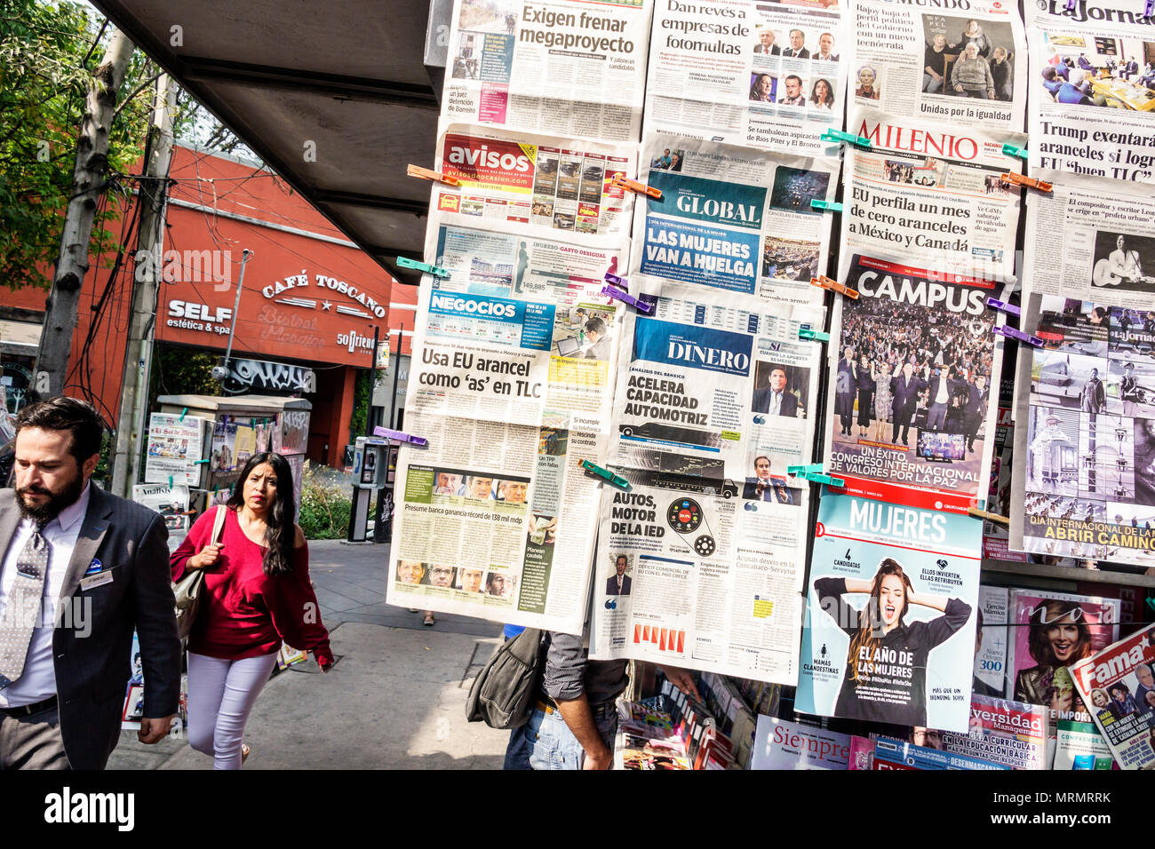 Città del Messico,Ispanico,Messicano,Alvaro Obregon San Angel,Avenida de los Insurgentes,edicola,giornali,riviste,lingua spagnola, Foto Stock