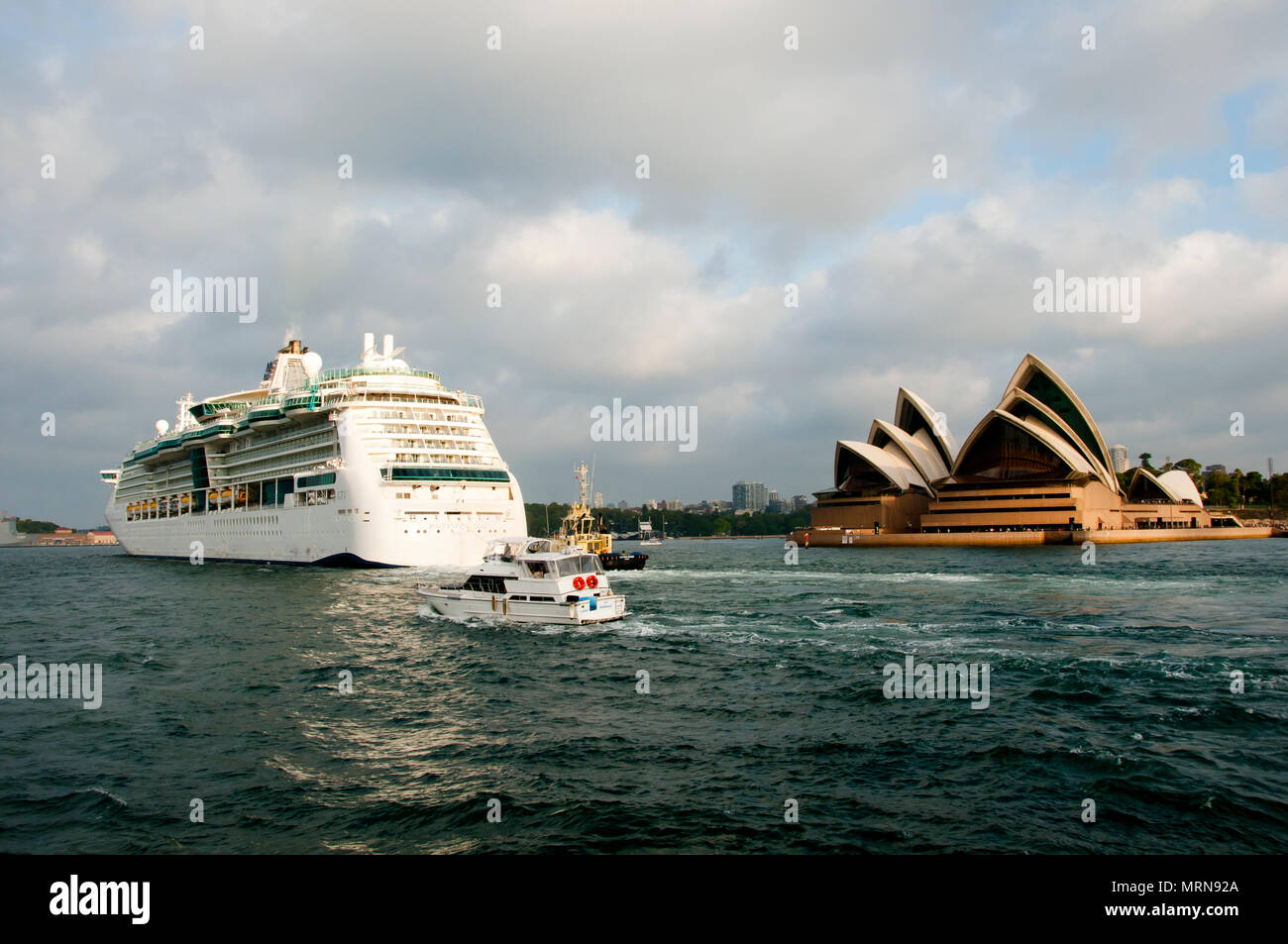 SYDNEY, Australia - 6 Aprile 2018: MS splendore del mare la nave di crociera di fronte iconica Opera House Foto Stock