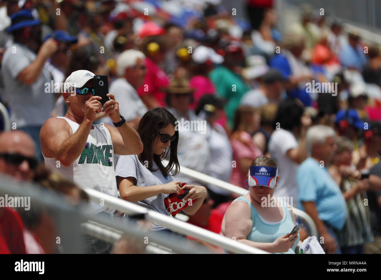 Concord, North Carolina, Stati Uniti d'America. 26 Maggio, 2018. Tifosi guardare durante il Alsco 300 a Charlotte Motor Speedway in concordia, North Carolina. Credito: Chris Owens Asp Inc/ASP/ZUMA filo/Alamy Live News Foto Stock