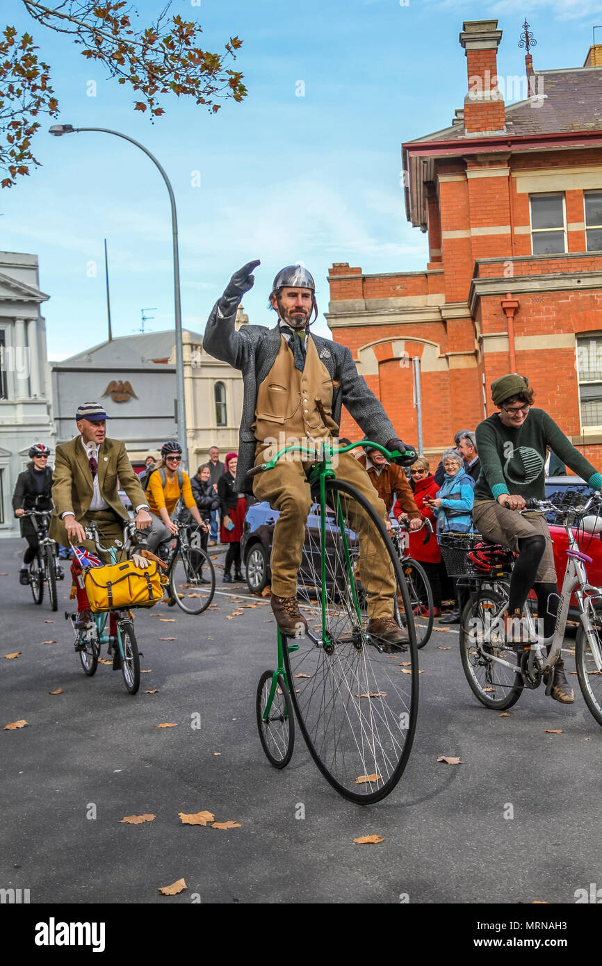 Ballarat, Victoria, Australia 27 Maggio 2018 - i partecipanti nell'annuale BLM Tweed Ride abito nel loro migliore dapper ed elegante tweed per un giro attraverso Ballarat belle strade.Il tweed ride è parte del patrimonio Ballarat Weekend. Credito: Brett keating/Alamy Live News Foto Stock