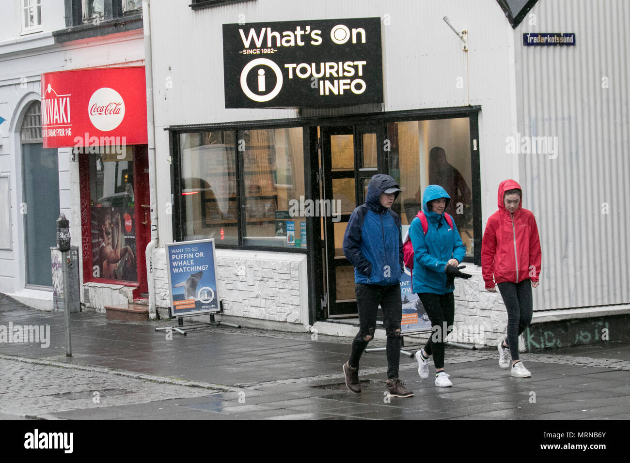 Laugavegur, Reykjavík, Islanda. 26/05/2018. Avviso di colore giallo per il maltempo sull'isola come turisti provenienti da navi da crociera e di turisti stranieri di visitare i negozi, nella sezione turistica del centro della citta'. Un giorno di Ventoso, persistente continuando heavy rain è previsto. Credito: ConradElias/AlamyLiveNews Foto Stock