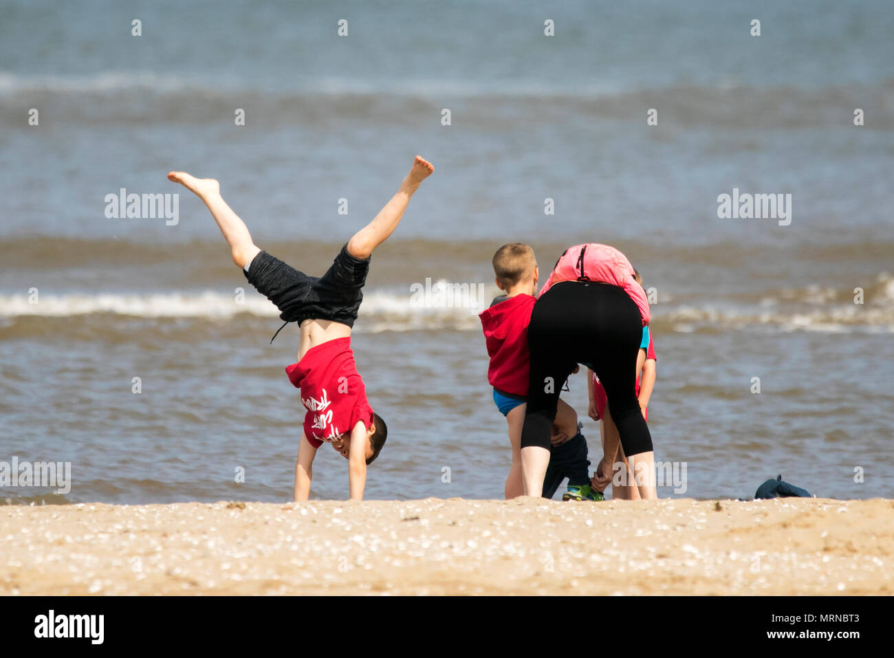 Sunny Bank Holiday, Southport, Merseyside. 27 maggio 2018. Regno Unito Meteo. Persone che fanno la maggior parte del weekend festivo giù al mare in Southport godendo di alcune belle il sole caldo e il cielo limpido su di una splendida giornata di primavera. Credito: Cernan Elias/Alamy Live News Foto Stock