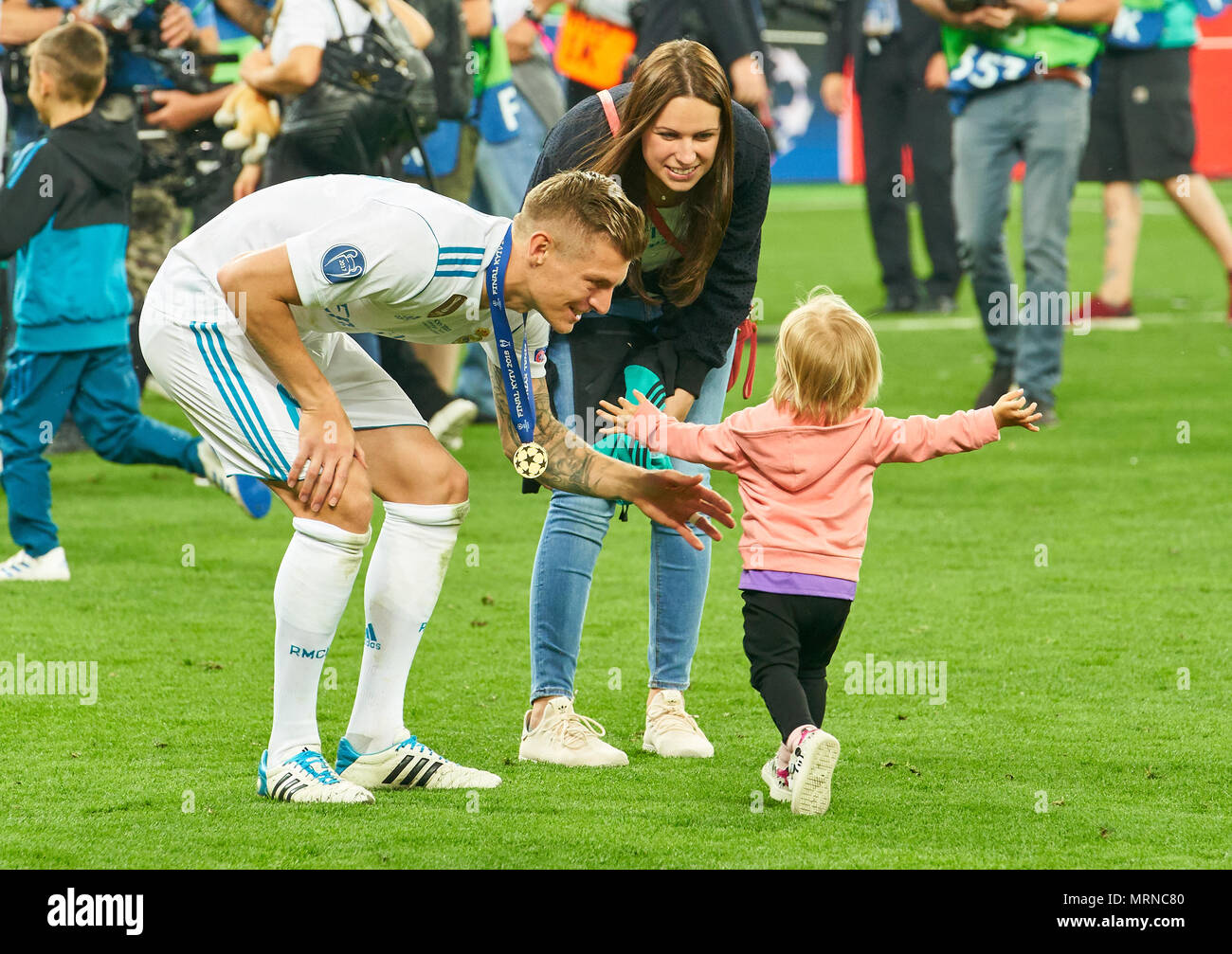 UEFA Champions League Finale, calcio, Kiev, 26 maggio 2018 Toni KROOS, Real Madrid 8con sua moglie Jessica Farber, , figlio di Leon, figlia Amelie, celebrazione quinto titolo con trofeo REAL MADRID - FC LIVERPOOL 3-1 Fussball UEFA Champions League, finale, Kiev, Ucraina, 26 maggio 2018 CL stagione 2017 2018 © Peter Schatz / Alamy Live News Foto Stock