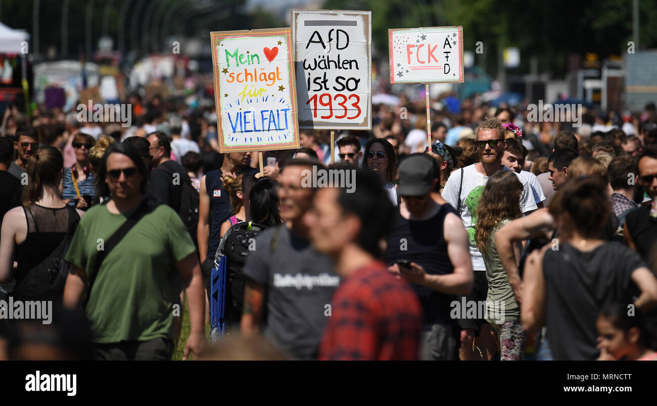 27 maggio 2018, Germania Berlino: le persone si radunano presso la Colonna della Vittoria per un contatore-protestare contro una dimostrazione in corso del partito alternativa per la Germania (AFD). Essi sono segni che porta a leggere 'Fck AfD', 'il mio cuore batte per la diversità " e " il voto AfD è così 1933". Foto: Britta Pedersen/dpa Foto Stock