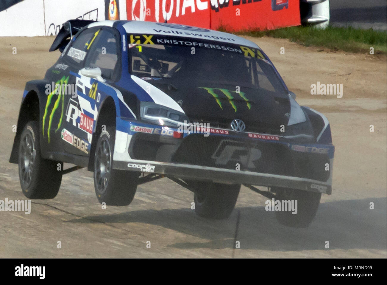 Silverstone 26 Maggio 2018: grigio per iniziare la bank holiday con pioggia seguita dal pomeriggio di sole. I visitatori hanno guardato una raccolta dei migliori del mondo i driver ( Mattias Ekstrom, Petter Solberg Sebastien Loeb) dietro la ruota come hanno accelerato dal 0-60mph in due secondi più veloce di una vettura di Formula 1 durante il debutto Speedmachine evento tenutosi nel corso del maggio Spring bank holiday weekend. ©Clifford Norton Alamy Live News. Foto Stock