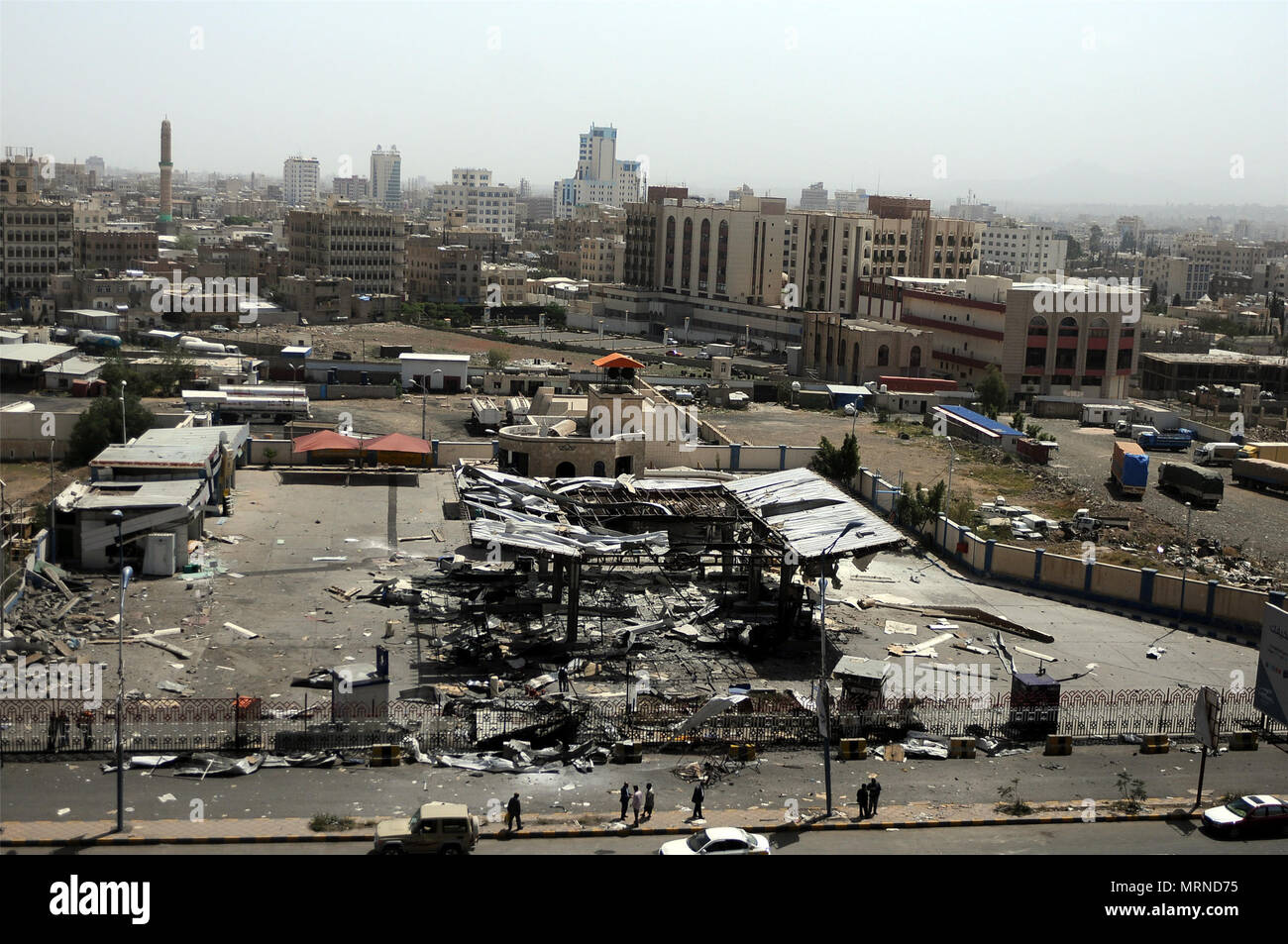 Sanaa, Yemen. 27 Maggio, 2018. Foto prendere il 27 Maggio 2018 mostra la rovina della sede dello stato-run Oil Company dopo che essa è stata colpita da incursioni aeree in Sanaa, Yemen, il 27 maggio 2018. Almeno quattro civili sono stati uccisi quando Saudi-led incursioni aeree della coalizione ha colpito la sede dello stato-run Oil Company e casali vicini nella capitale yemenita Sanaa sabato sera, funzionari residenti e soccorritori detto. Credito: Mohammed Mohammed/Xinhua/Alamy Live News Foto Stock