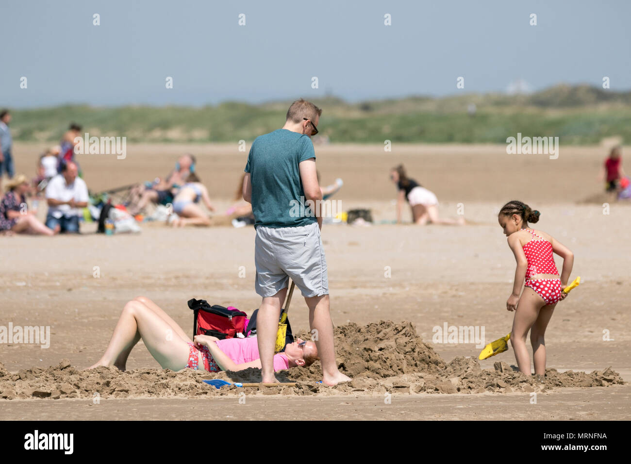 Southport, Regno Unito. 27 Maggio, 2018. Sunny Bank Holiday, Southport, Merseyside. 27 maggio 2018. Regno Unito Meteo. Persone che fanno la maggior parte del weekend festivo giù al mare in Southport godendo una giornata di belle il sole caldo e il cielo limpido su di una splendida giornata di primavera. Credito: Cernan Elias/Alamy Live News Credito: Cernan Elias/Alamy Live News Foto Stock