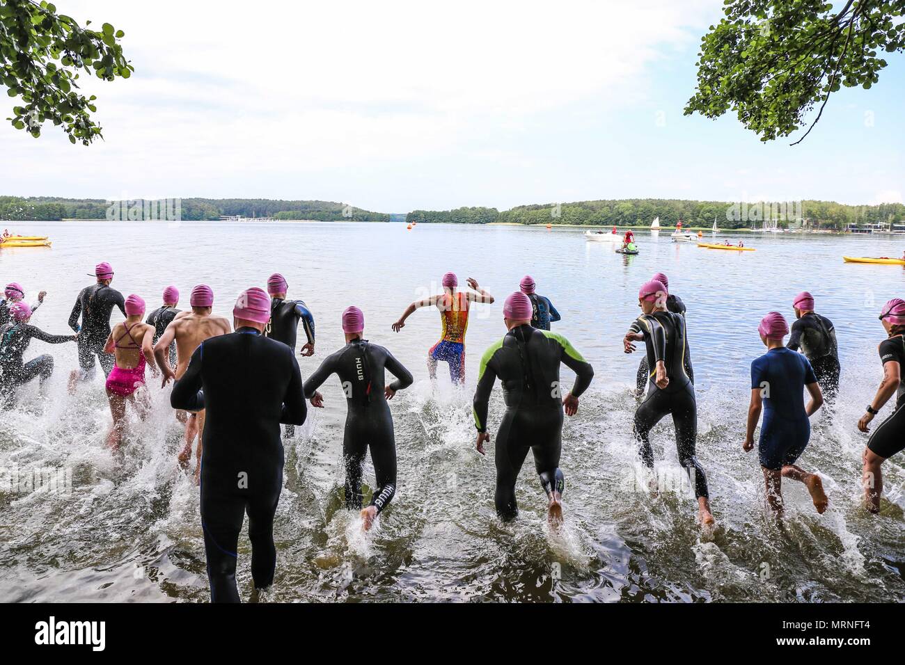 Olsztyn, Polonia. 27 Maggio, 2018. Triatleti competere nel 2018 Olsztyn ETU Triathlon Sprint Campionati Europei di Olsztyn, Polonia settentrionale, 27 maggio, 2018. Circa 800 triatleti hanno partecipato all'evento di quest'anno. Credito: Chen Xu/Xinhua/Alamy Live News Foto Stock